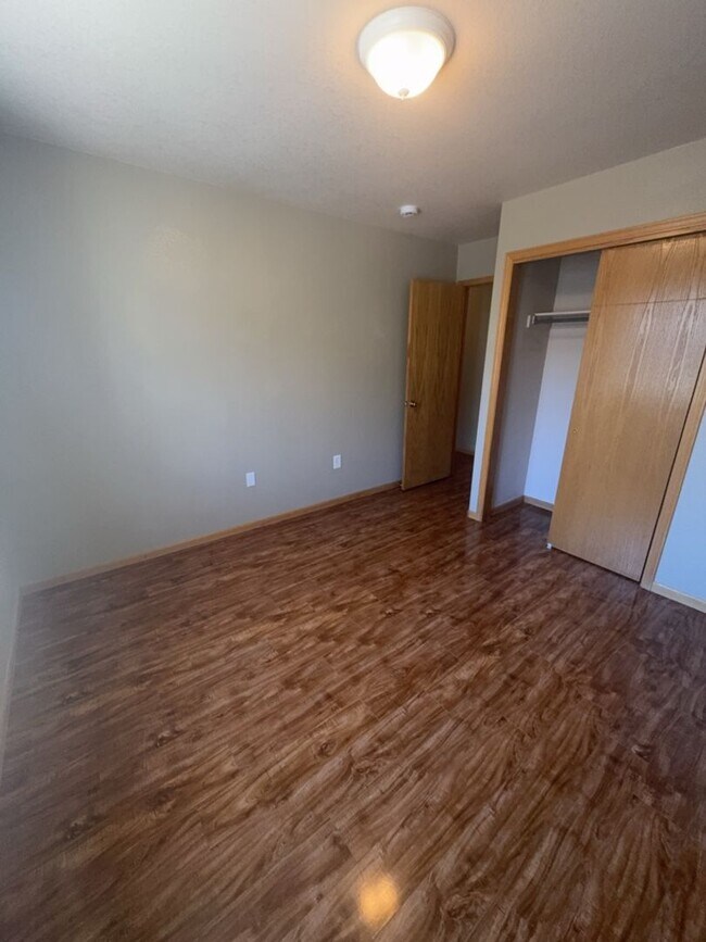 Building Photo - 850 S Overland Trail