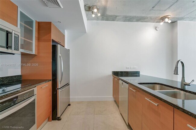 Building Photo - 3451 NE 1st Ave