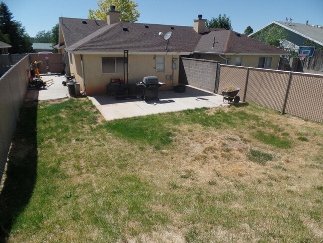Building Photo - 3 bed - 2 bath Single Story Pet Friendly -...