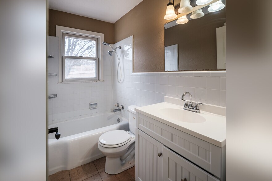 Full bath - 418 18th Ave SW