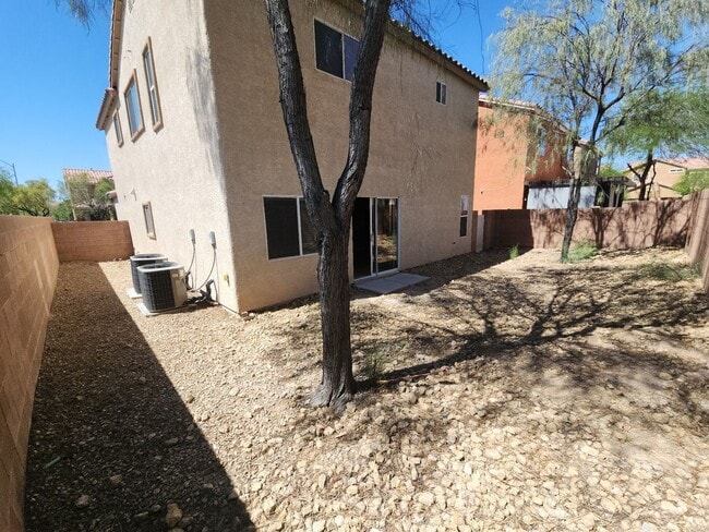 Building Photo - Beautiful detached home with fully fenced back yard.