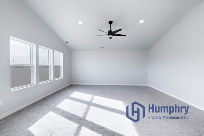 Building Photo - 4 bedroom, 2 bathroom, 2 car garage.