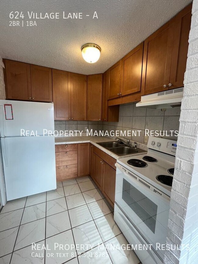 Building Photo - 624 Village Ln