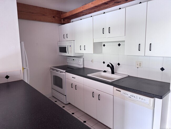 Building Photo - 68 Thermos Ave
