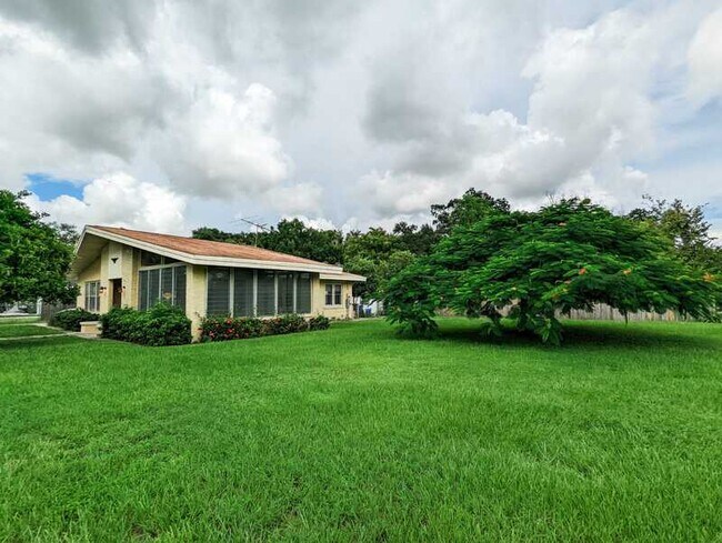 Building Photo - 1013 23rd St W