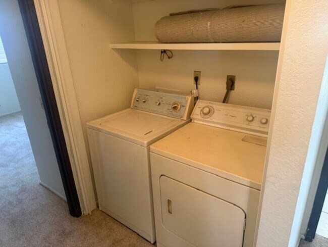 Building Photo - College Gardens