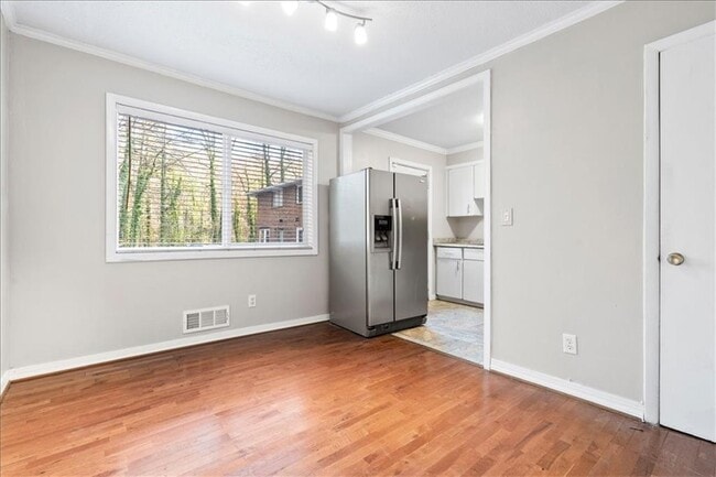 Building Photo - 2412 Peachwood Cir NE