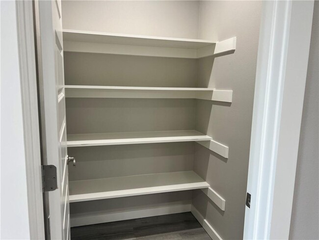 Building Photo - 600 Fir Ln