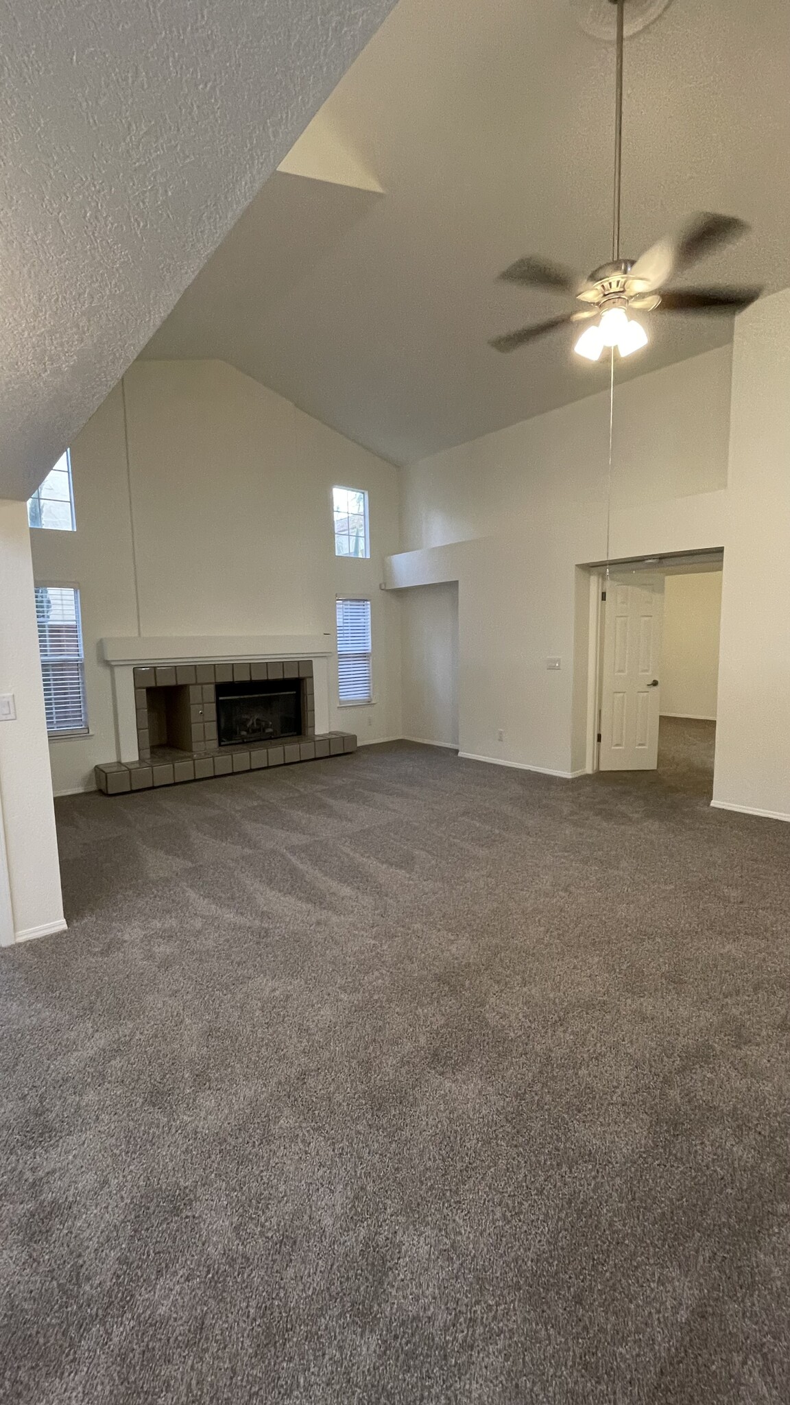 Building Photo - 645 E Champlain Dr