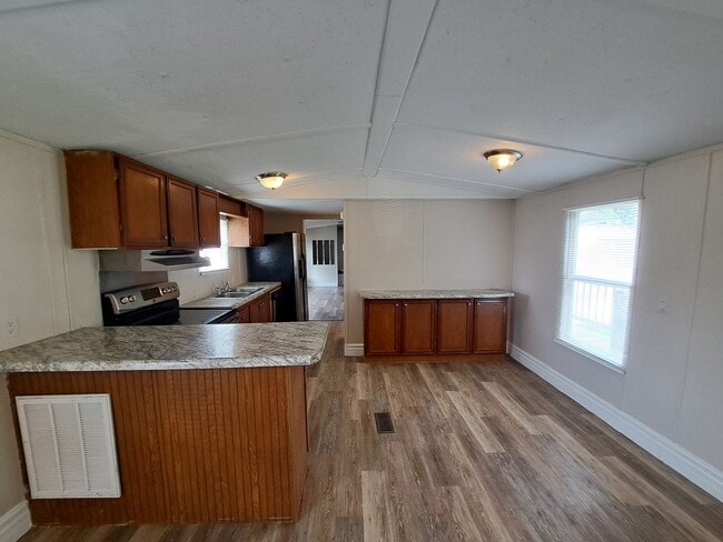 Building Photo - Remodeled 2BR/2BA mobile home off Pine For...