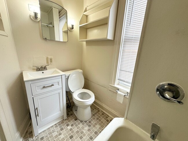 Building Photo - 4 Bedroom 1 Bathroom w/Garage in York City!