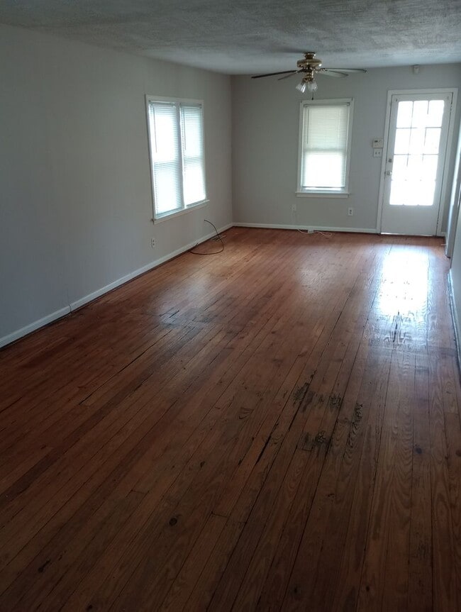 Building Photo - 3 Bedroom  2 Bath Home - Convenient Location