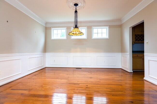 Building Photo - Spacious, Light-Filled Home in the Desirable Broadlands