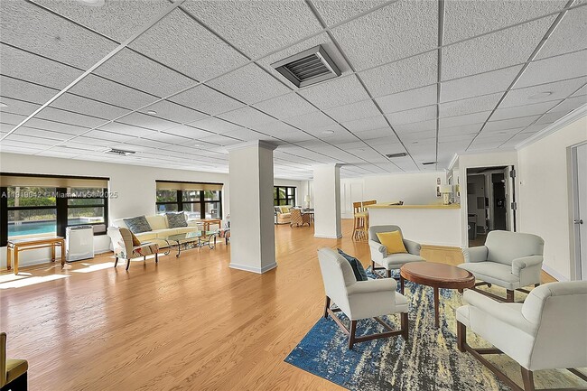 Building Photo - 3200 Port Royale Dr N