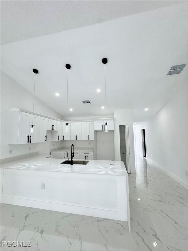 Building Photo - 668 Chemstrand St E