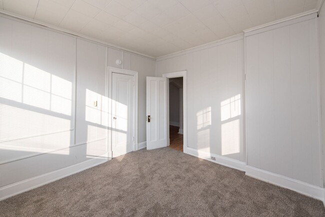 Building Photo - Beautifully updated Tudor style duplex. Upper unit. Large rooms. 2 balconies, private entry. Fenc...