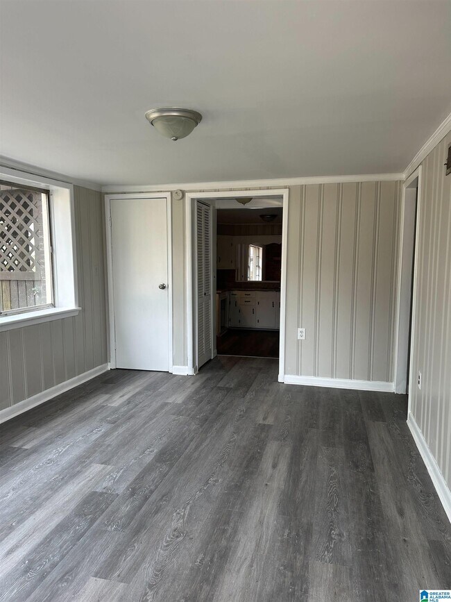 Building Photo - 1220 Skyline Dr