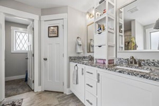 Building Photo - 3 Bedroom 2 1/2 Bathroom Home