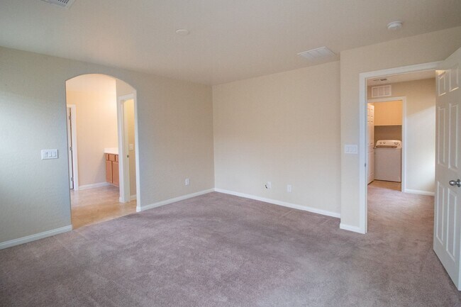 Building Photo - GUARD GATED 3 BD 2.5 BTH HOME IN HENDERSON