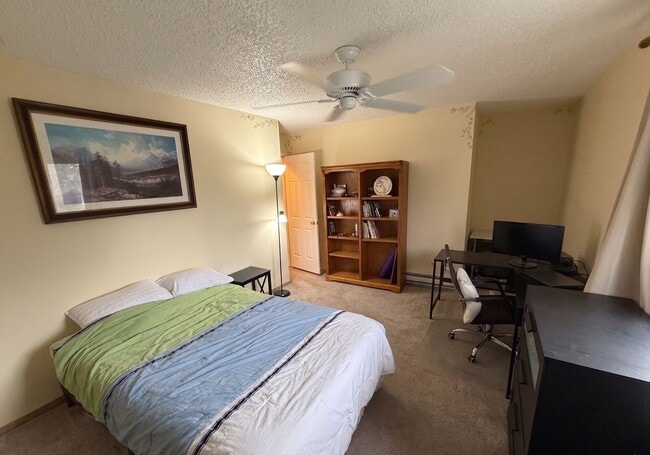 Building Photo - Spacious 3BR Townhome | 50 Yards to Coal Creek Trail!!