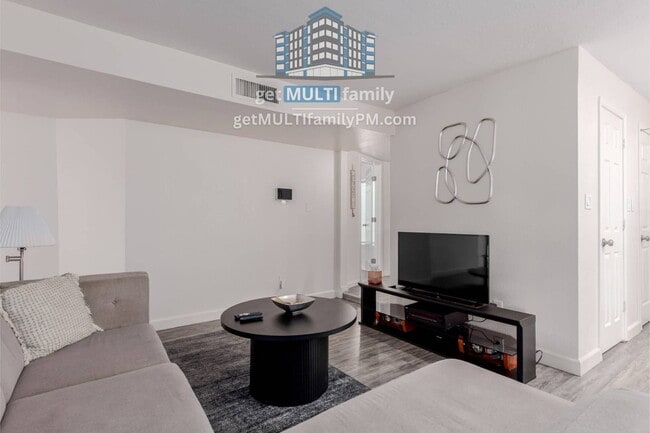 Building Photo - 515 W Pebble Beach Dr
