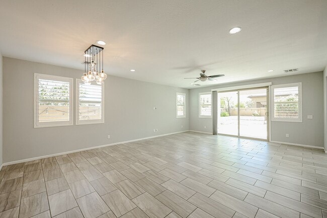 Building Photo - Beautiful 5bedrooms-2Baths Modern Style Home!