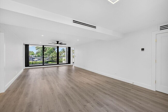 Building Photo - 136 Lakeshore Dr
