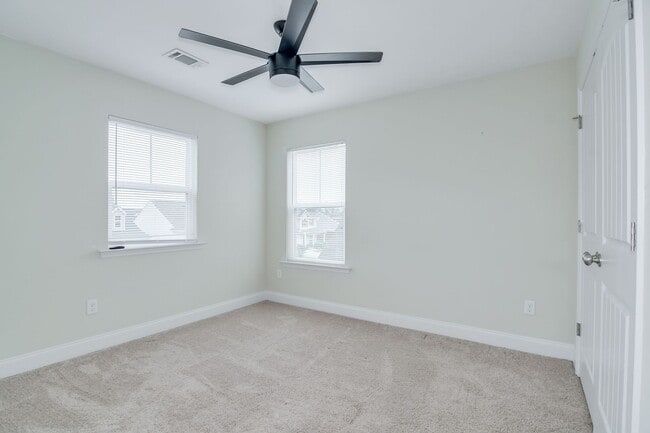 Building Photo - Canterbury Farms 3 Bed 2.5 Bath!