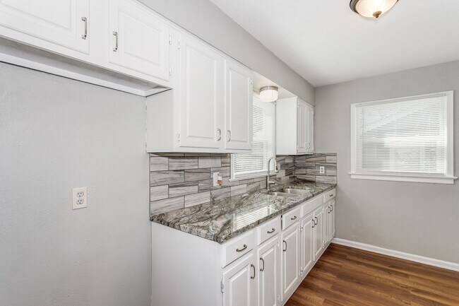 Building Photo - Newly Remodeled 2 Bedroom Home