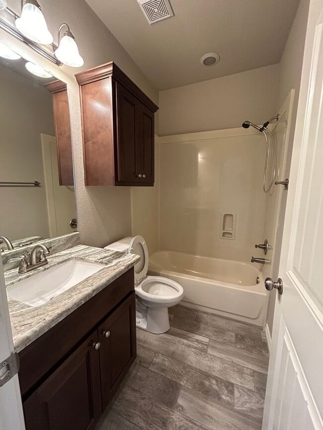 Building Photo - 3 bed/3 bath in South College Station Avai...