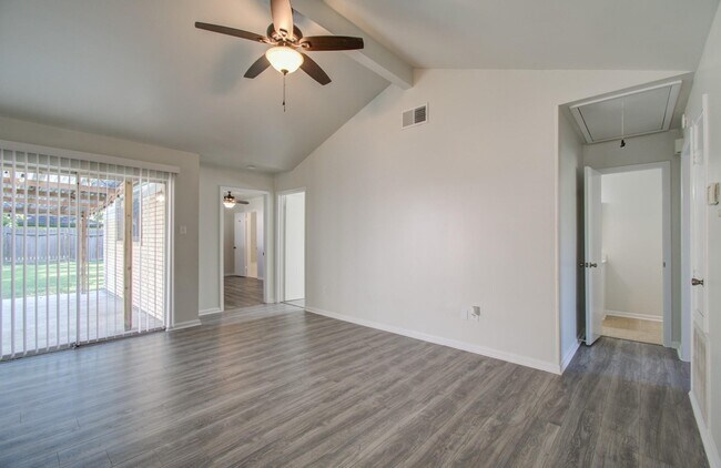 Building Photo - 15611 La Casa Ln