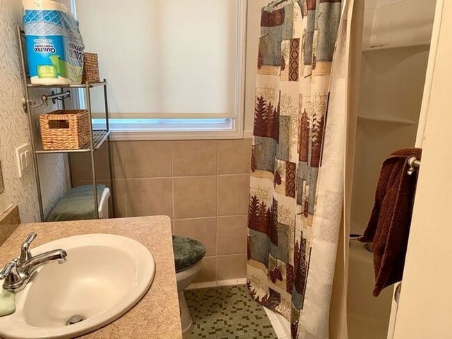 Building Photo - 2 Bedroom 2 Bath home - Quiet Area - Video...