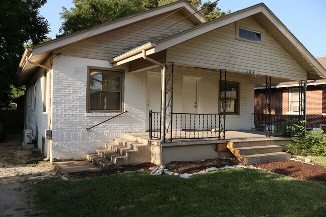 Building Photo - 1004 E Delmar St