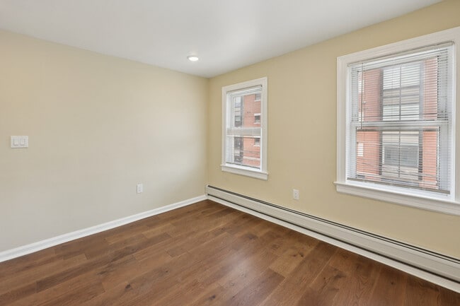 Building Photo - 325 7th St