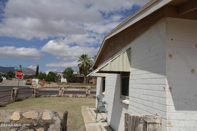 Building Photo - 906 Geronimo Dr