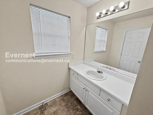 Building Photo - 3 Bed, 1.5 Bath Townhome with Fenced Yard / Pet-Friendly / Coming Soon!