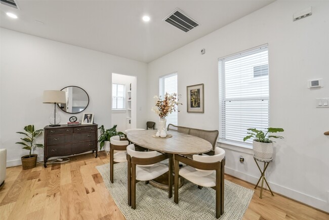 Building Photo - 718 W Donovan St