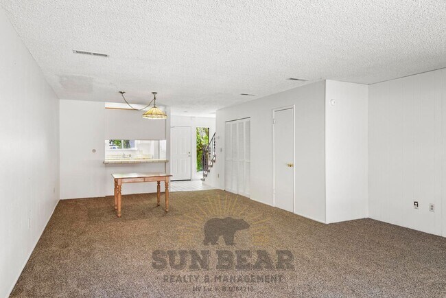 Building Photo - 3 Bedroom with a Yard!