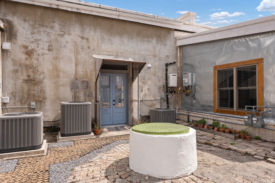 Patio and garden boxes - 1500 E Madison St