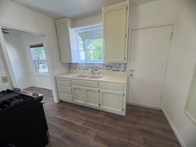 Building Photo - 2-Bedroom Home in the State Streets!