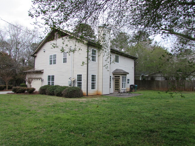 Building Photo - 5782 Lilburn Stone Mountain Rd