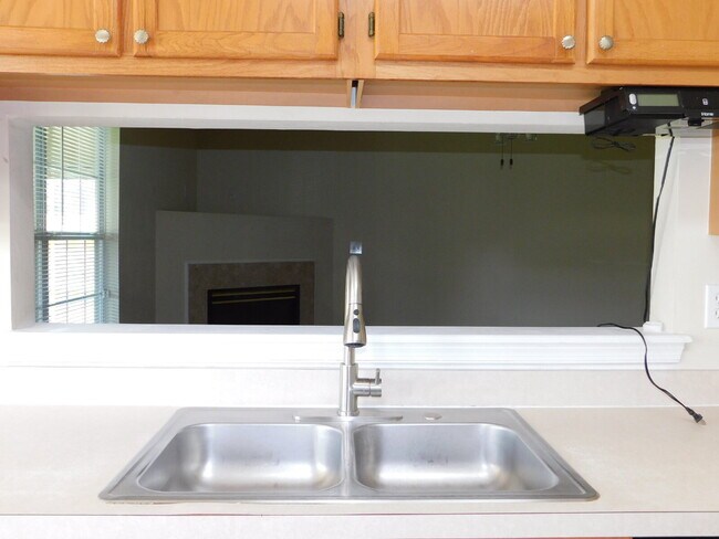 Building Photo - "Spacious 4-Bedroom Gem on Hughart Street with 2.5 Bathrooms and 2108 Sq. Ft. of Comfort!"