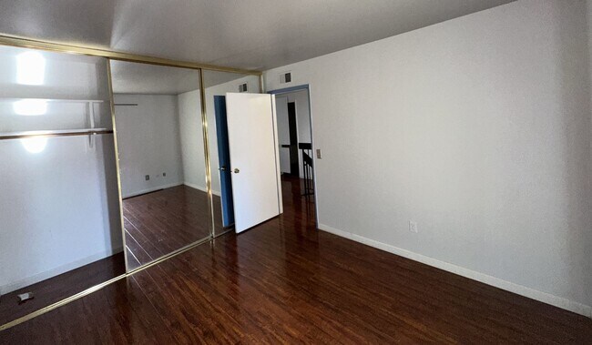 Building Photo - Townhouse - 2 Story, 3 Bedroom in the Beau...