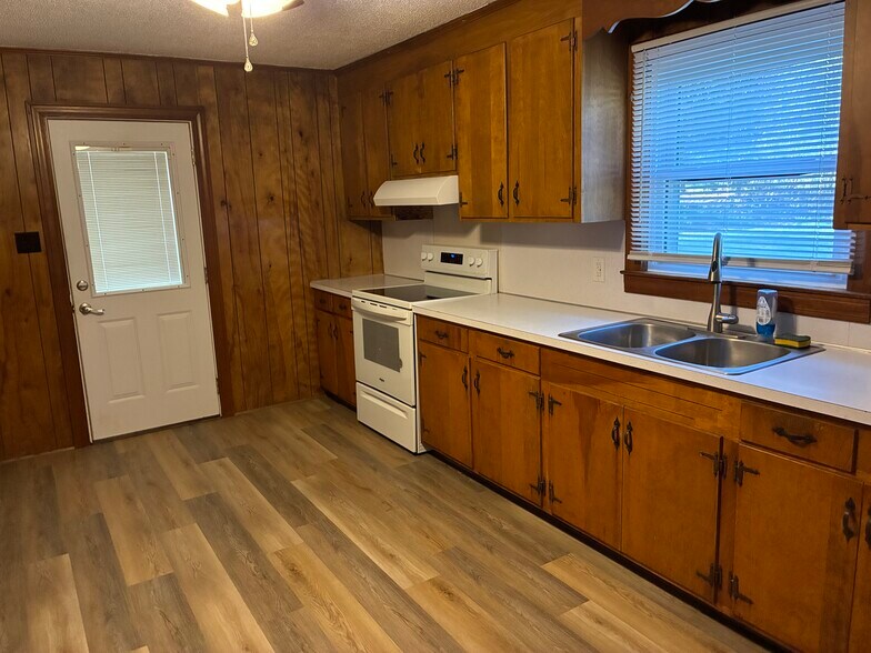 Building Photo - 129 Vinson Rd