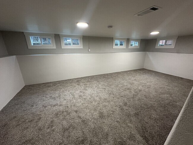 Building Photo - Renovated 3 bedroom + bonus room & finishe...