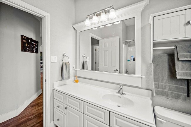 Building Photo - 11 Elmwood Cir