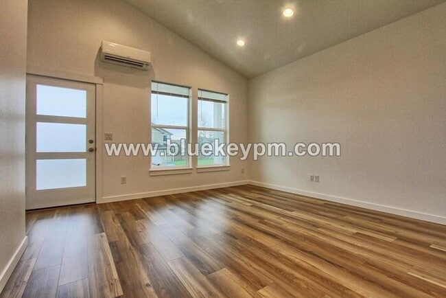 Building Photo - 3 Bed, 2 Bath Home in Woodland with Large Yard