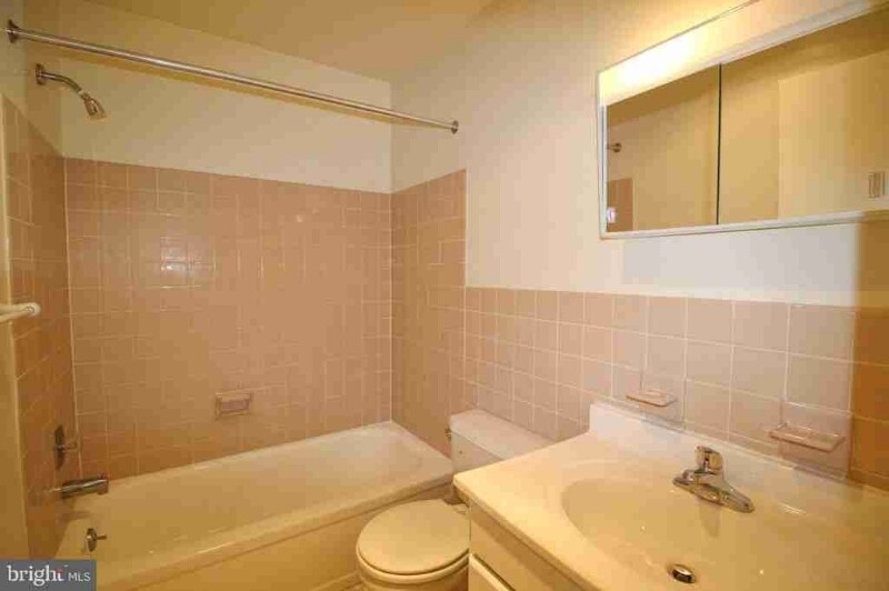 Building Photo - 38 Barclay Ct