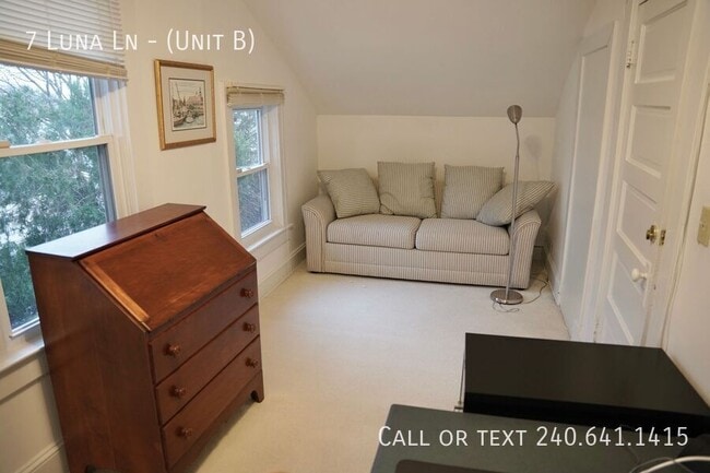 Building Photo - 7 Luna Ln