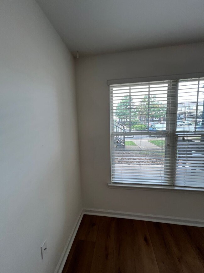 Building Photo - 16-1611 Summers